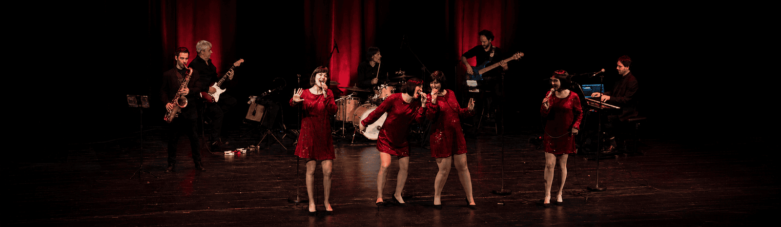 The Spolem Girls actuando en directo en un auditorio